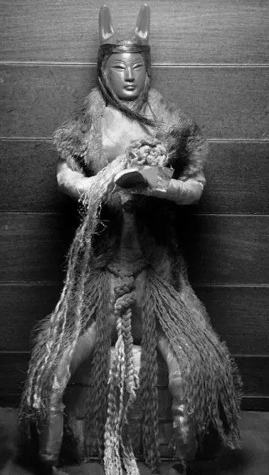 chinese-deity-with-rabbit-image-0